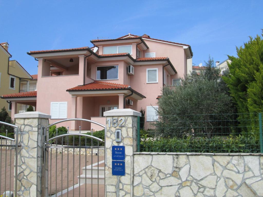 Apartments Villa Fernetich Premantura Exterior photo