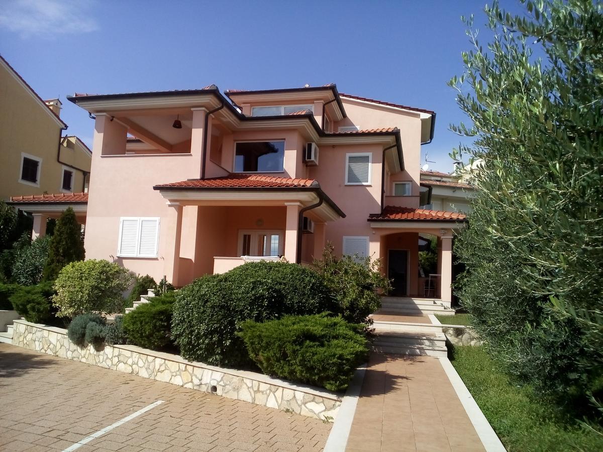 Apartments Villa Fernetich Premantura Exterior photo